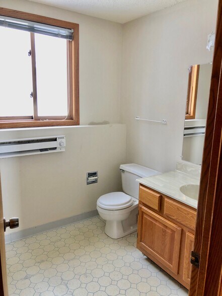 Building Photo - 902 W Lincoln Ave #2