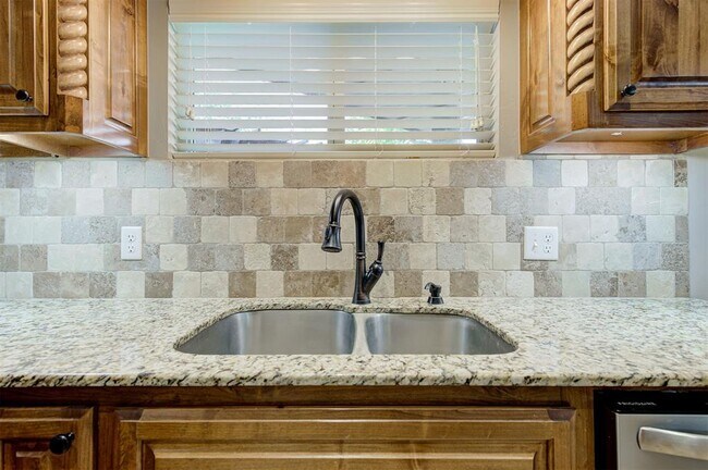 Building Photo - 2101 Kendal Ct
