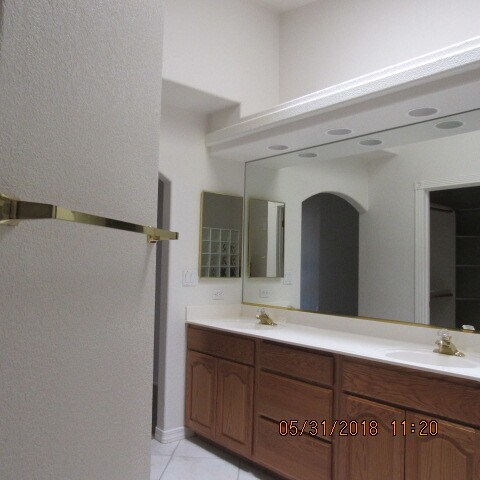 Building Photo - 3 Bedroom 2 bathroom 3 car garage