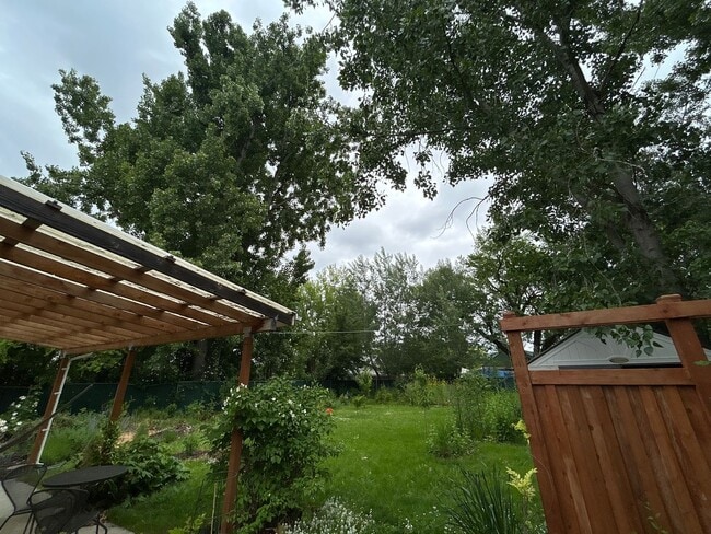 Building Photo - 3 Bedroom single level home w/garage AND free landscaping