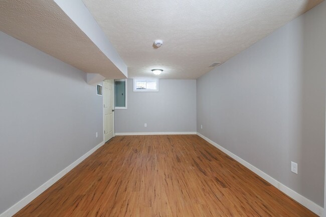 Building Photo - Gorgeous 4 bed 2 bath single-family home in Council Bluffs, IA