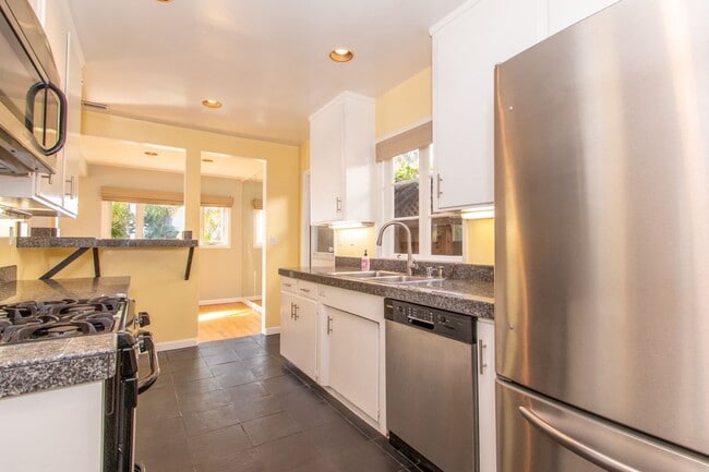 Building Photo - Charming 3 Bed/2 Bath Home in Bird Rock/ La Jolla- 1 Block from the Ocean!