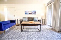 Building Photo - 604 E 8th St