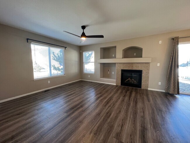 Building Photo - Beautiful 3 Bdrm, 2.5 bath Home in quiet neighborhood