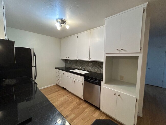 Building Photo - 570 Peach St