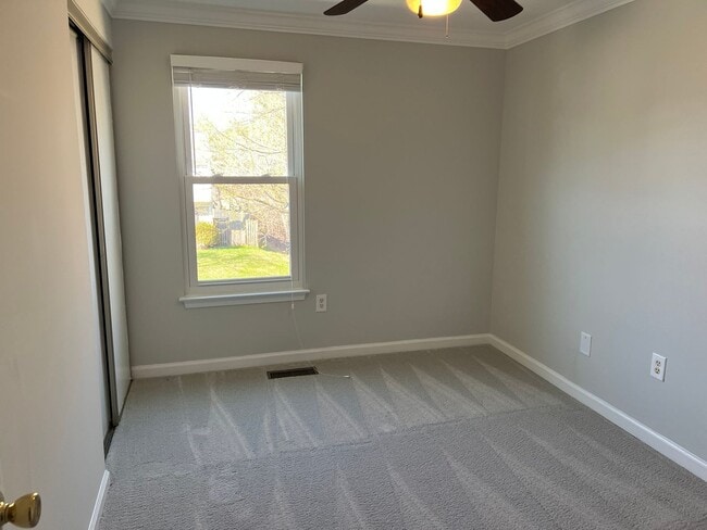 Building Photo - Renovated End-Unit Townhome