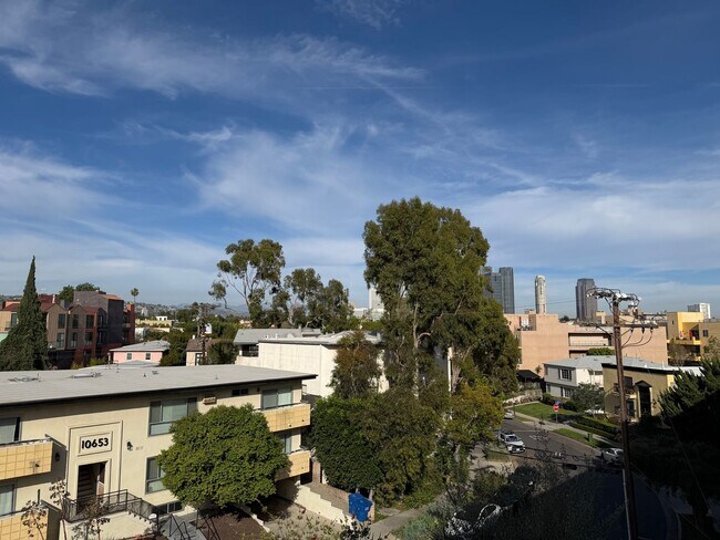 Building Photo - 2 BEDROOM CONDO UNIT IN THE WEST LA AREA 646 481 4404