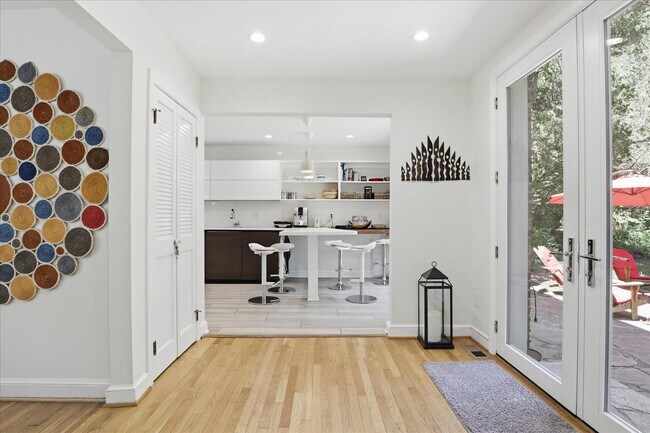 Building Photo - 3221 Coquelin Terrace