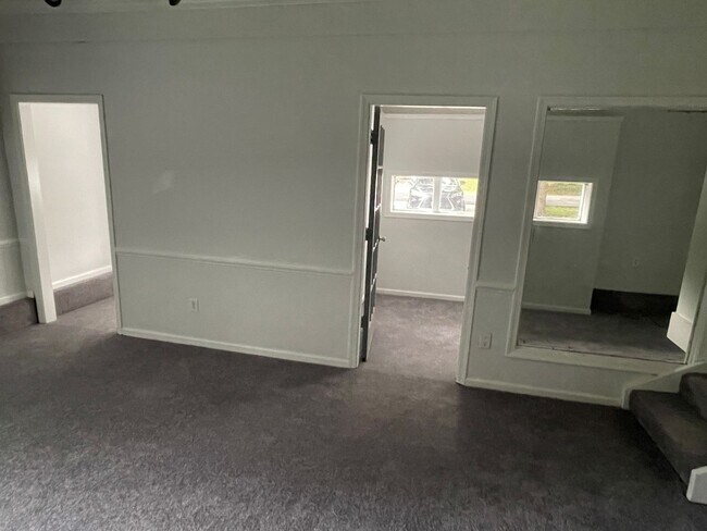 Building Photo - Spacious Chesterfield 2 Story