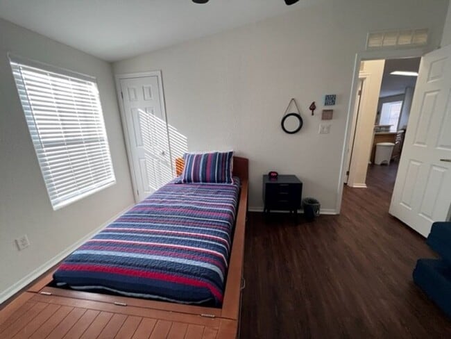 Building Photo - Fully furnished 3 BR Home Includes Utiliti...