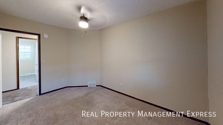 Building Photo - 3 Bedroom 1 Bathroom Unit