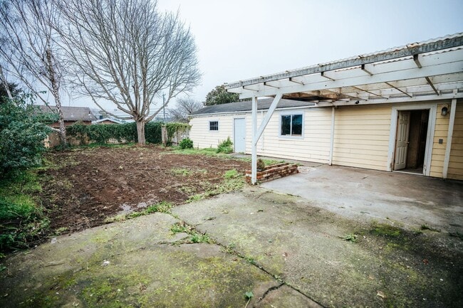 Building Photo - Spacious 4-bedroom, 2-bath single-family home located in a desirable Eureka neighborhood near Hen...