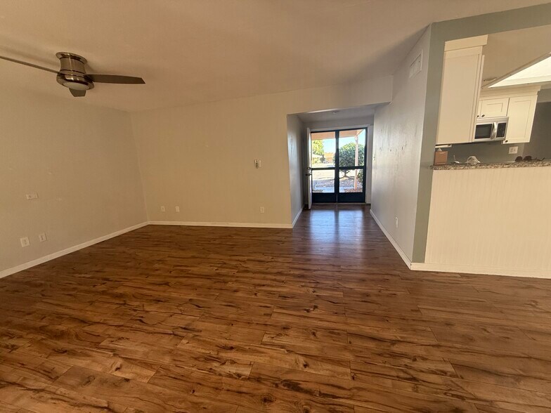 Building Photo - 1886 Fairway Park