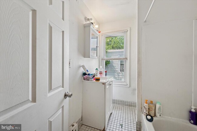Building Photo - 13 E 21st St