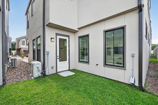 Building Photo - 2926 El Fenice Ln