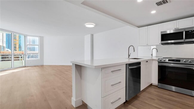 Building Photo - 555 NE 34th St