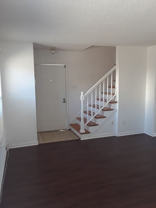 Building Photo - Virginia Beach- 3 Bed / 1.5 Bath end unit townhouse in Green Run