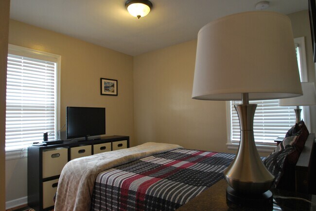 Building Photo - 216 Zandale Dr