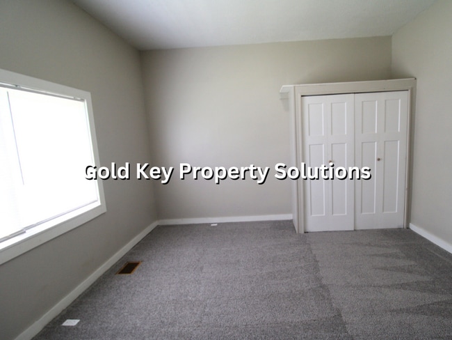 Building Photo - 3 Bed 1 Bath Home For Rent W/ Fenced Yard