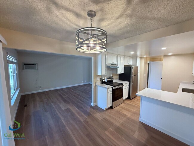 Building Photo - 5863 Hillview Ave