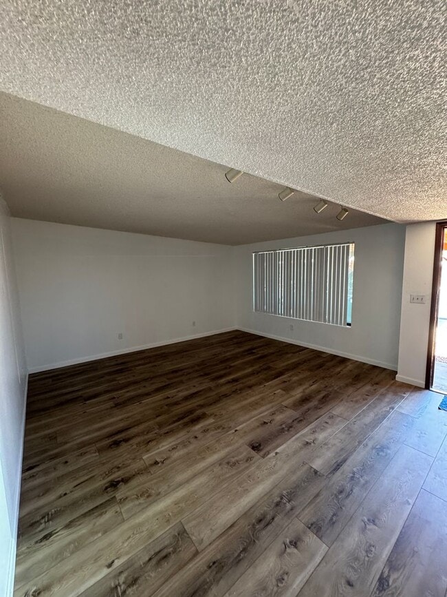 Building Photo - Charming 3 bedroom 2.bath with yard