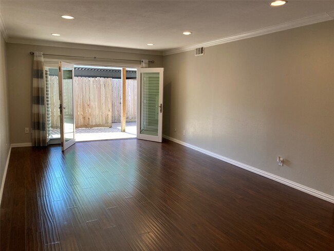 Building Photo - 881 Wax Myrtle Ln