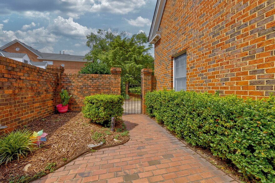 Building Photo - 325 Raleigh Ave