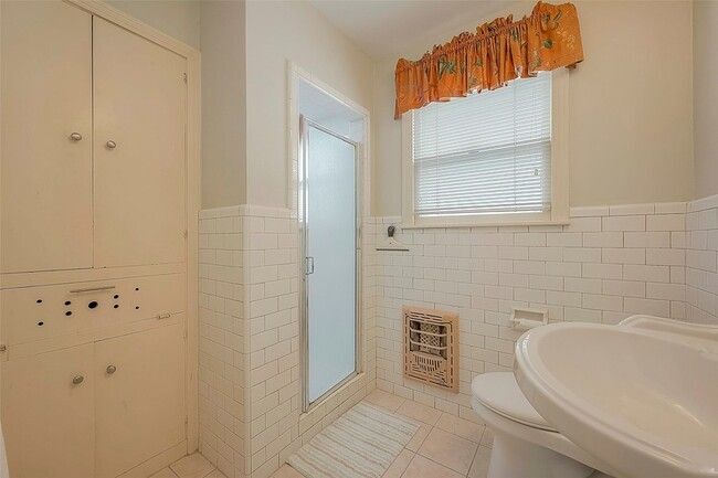 Building Photo - 1558 1/2 Castle Ct