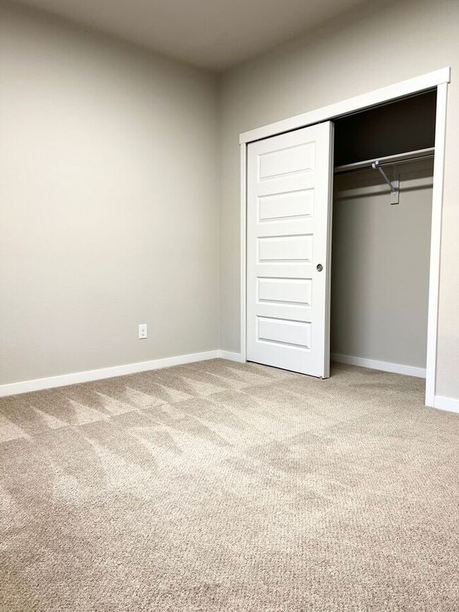 Building Photo - 5 Bedroom/4 Bathroom Ranch Style Home Loca...