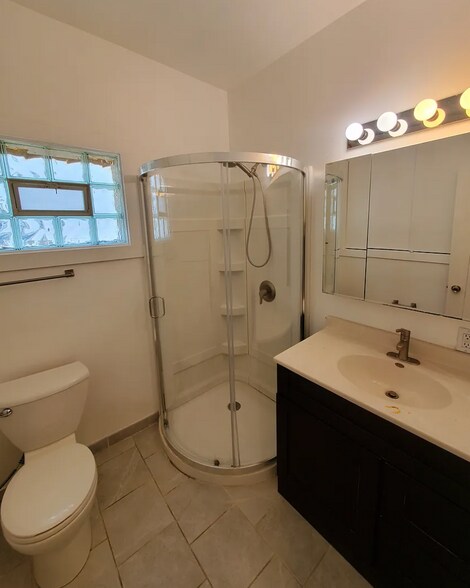 Bathroom - 526 E Burleigh St