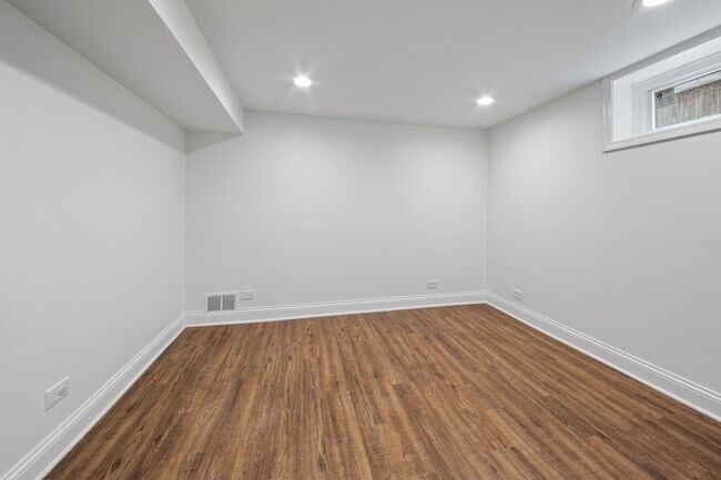 Building Photo - 6114 N Lenox Ave