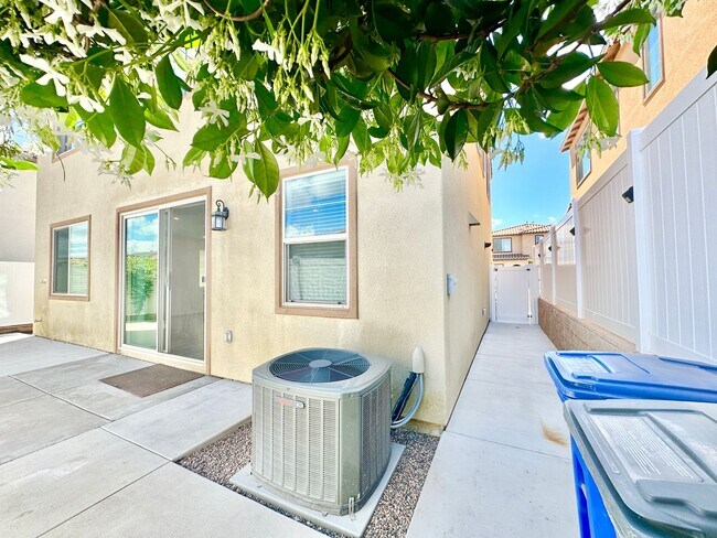 Building Photo - Lovely, Light & Bright, Two-Story, Detached Home in the Desirable Wildgrove Community of Vista!