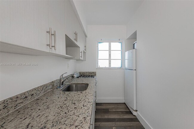 Building Photo - 8340 Crespi Blvd