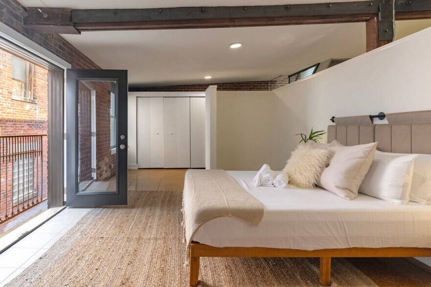 Building Photo - 120 E 13th St