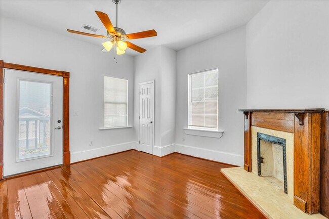 Building Photo - Beautiful 4 bedroom home downtown