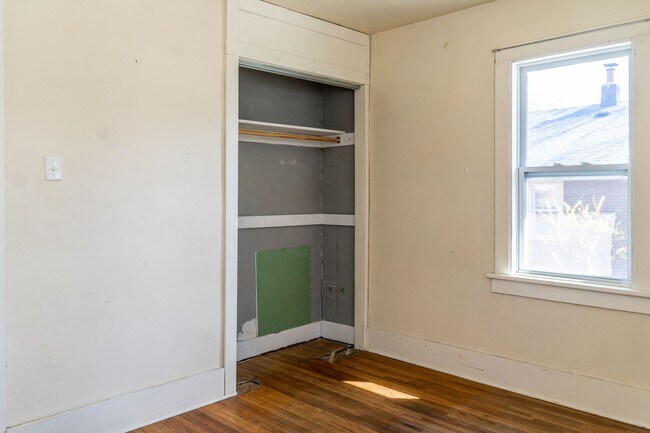 Building Photo - Spacious 2 bedroom 2 bath house