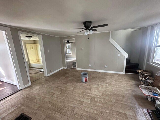 Building Photo - 3 Bedroom | 1 Bathroom | $1,500