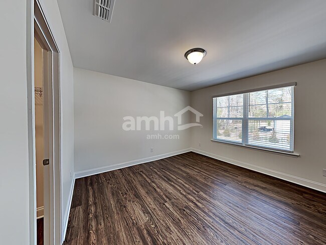 Building Photo - 3213 Pinemount Rd