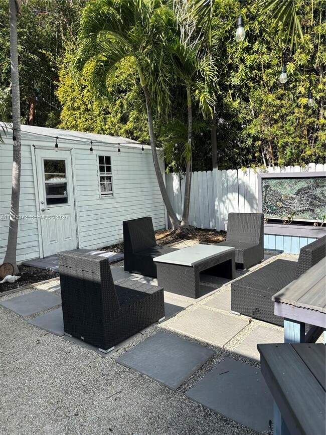 Building Photo - 124 S Bay Harbor Dr