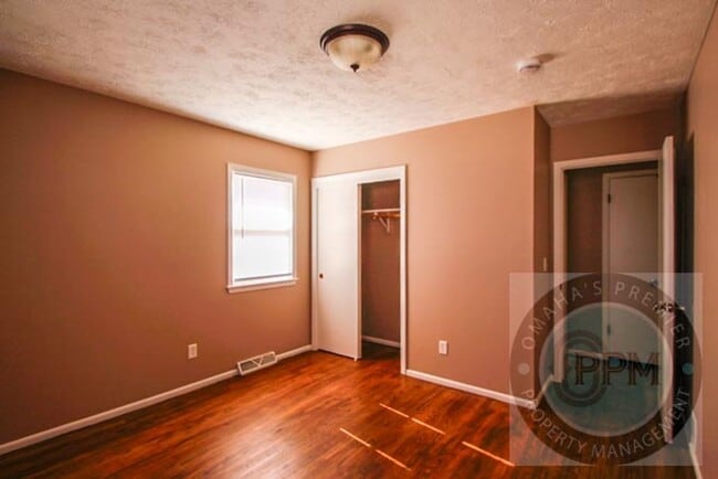 Building Photo - Charming 6 Bed 2 Bath Home Near the Offutt