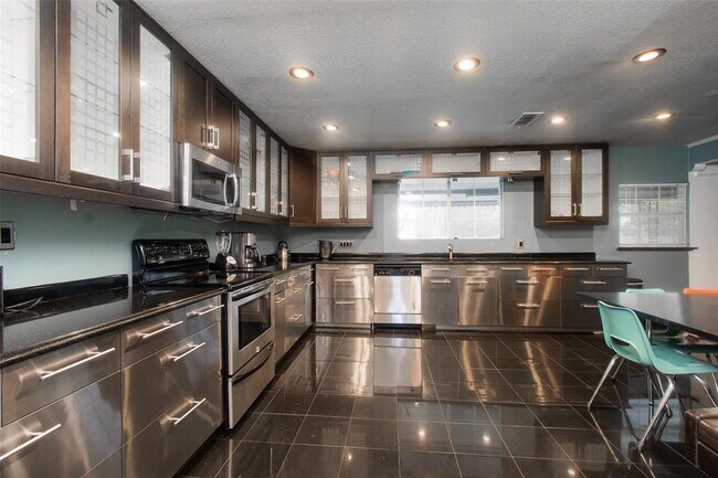 Building Photo - 2524 Berkett Dr