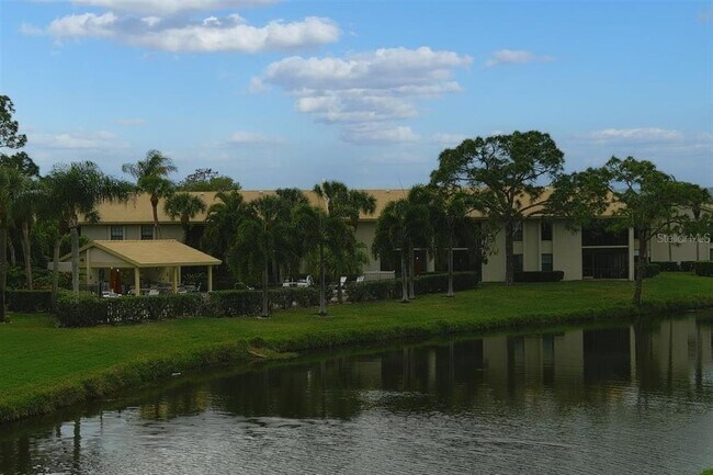 Building Photo - 4644 Weybridge St