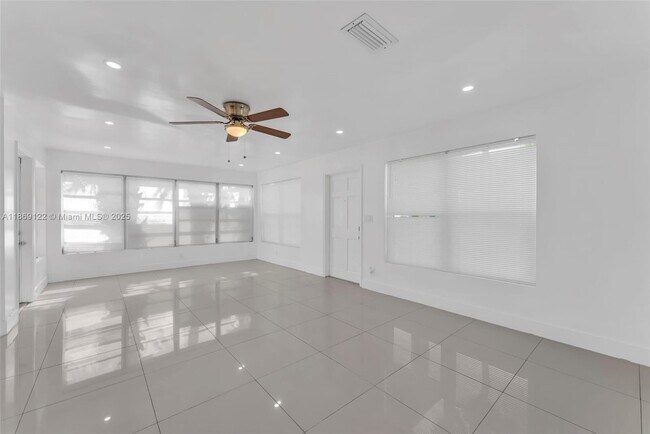 Building Photo - 1131 SW 32nd Ct