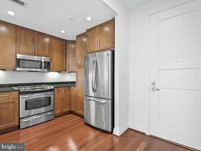 Building Photo - 8220 Crestwood Heights Dr