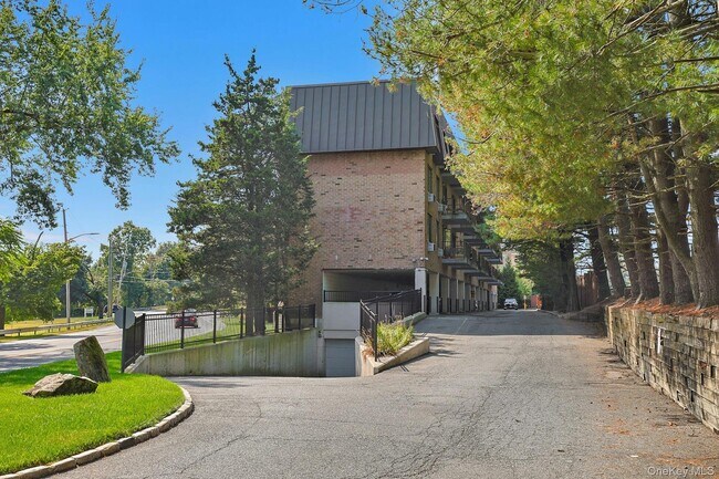 Building Photo - 560 Halstead Ave