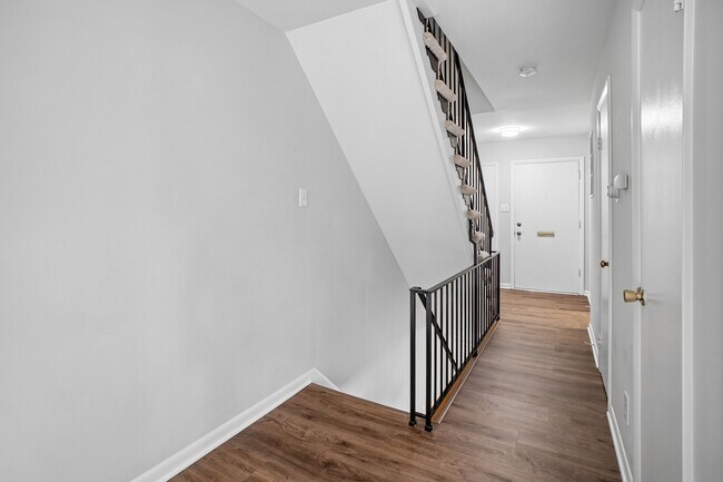 Building Photo - 5128 Cliffhaven Dr
