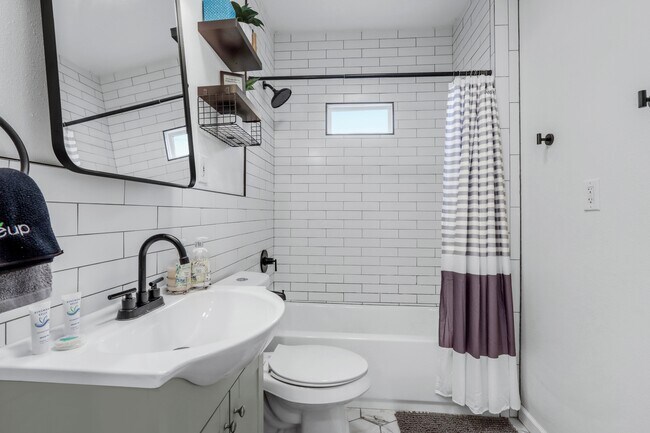 Building Photo - 569 Wright Ave