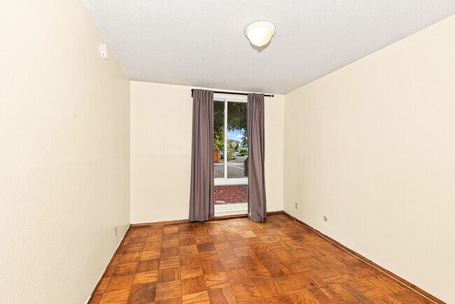 Building Photo - 2727 McGee Ave