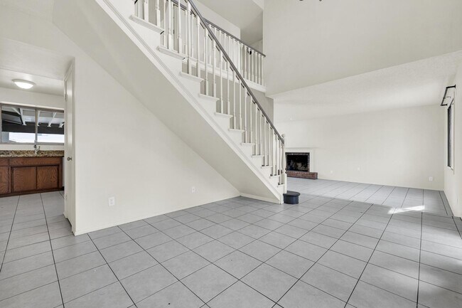 Building Photo - 6 Bedroom! 4 1/2 BATHS!  ASU! Diving Pool! Less than 1 mile to campus