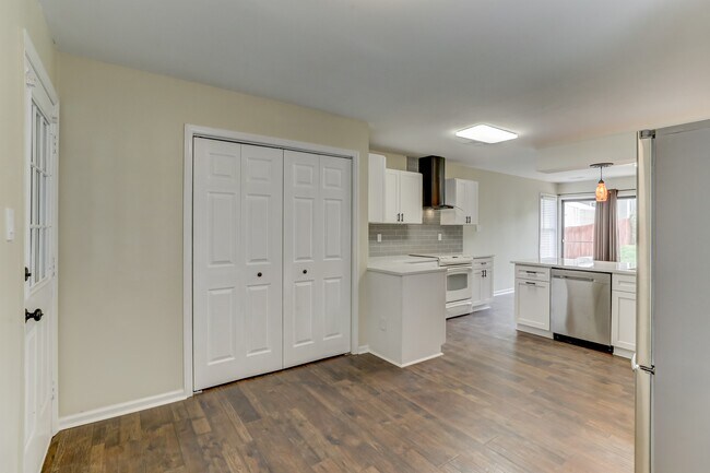 Laundry closet - 5321 Reedham Ct